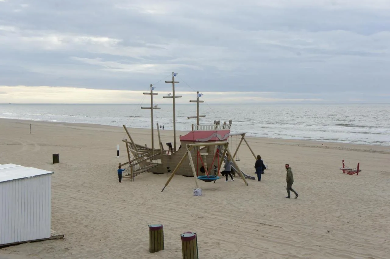 Strand en speelboot in De Haan